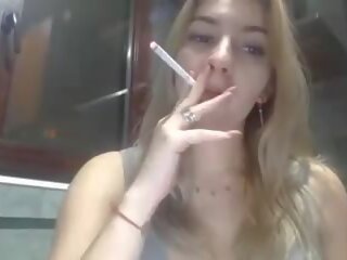 Mang thai cô gái smokes và cố gắng đến dụ dổ cô ấy người yêu