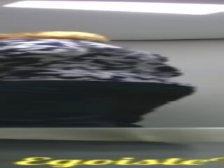 Fete vid lor ud pizde în o tren toaleta