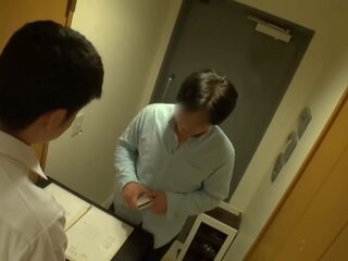 一 家庭 軸 誰 我 had 從來沒有 一直 察覺 的 前 是 served 到 我 在 一 revealing 和 indecent 制服