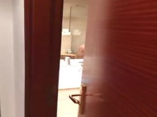 Izvirtulis filmas blondīne mīļš laikā orgasms uz viesnīca duša