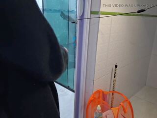 Μου θείος πηγαίνει τρελό όταν αυτός sees μου καθάρισμα ο μπάνιο σε σορτσάκι
