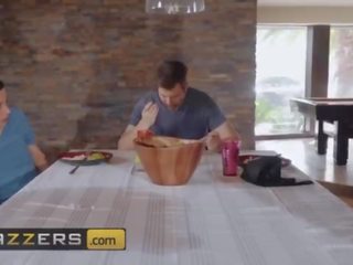 Mamma avuto poppe - &lpar;krissy lynn&comma; ricky spanish&rpar; - helicockter mamma - brazzers