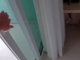 Smiling латинка отримує груди і пизда дражнили в ліжко