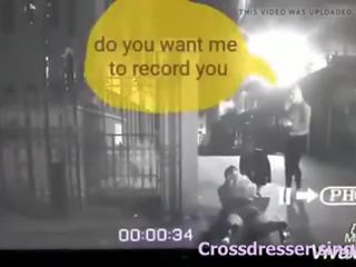 Спіймана кроссдрессінг по chavs в публічний