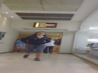 Sincero jovem grávida rabos em apertada gray lycra
