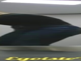 女の子 vid 彼らの ぬれた プッシー で a 列車 トイレ