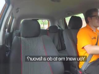 Фалшив driving училище голям бюст блондинки учащ се чука инструктор
