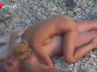 Pläž voyeur&period; marvellous blondinka stunner sürmek her man on a jemagat öňünde pläž