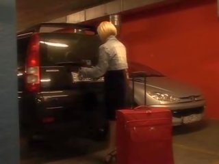 स्ट्वर्डेस होती हे नीचे पर उसकी घुटने के लिए उत्तम ब्लोजॉब
