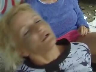 一 组 的 角质 德语 女士们 越来越 性交 由 一些 硬 阴茎 在户外