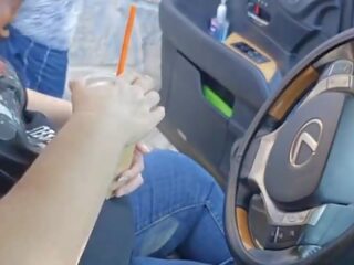 Moi asked une étranger sur la côté de la rue à secousse de et foutre en ma de la glace café &lpar;public masturbation&rpar; dehors voiture sexe agrafe
