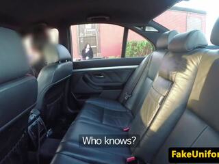 משך חזה גדול uk חמוד analized ב משטרה מכונית