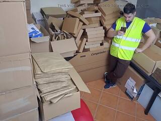 Coquin latine femme fatale patron captures employé sur la téléphone: jeans grand cul xxx vidéo