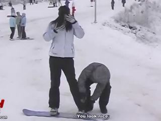 Azijietiškas pora pakvaišęs snowboarding ir seksualinis adventures filmas