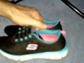 رائع skechers الحصول على facialed إلى ال جدا الأول وقت