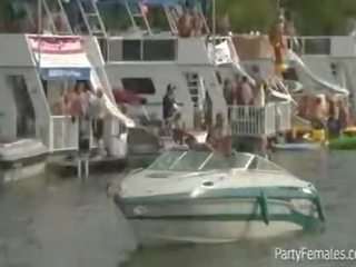 Παρακολουθείστε αυτοί προκλητικός νεοσσών έχω διασκέδαση και φλας βυζιά κατά την διάρκεια θαυμάσιος celebration.