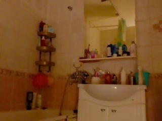 Mignon livegirl емо dans ле bain