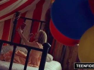 Teenfidelity lelie doorwaadbare plaats creampied door een clown