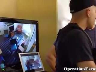 Surakintos rankos gatvė mergaitė dulkina policija į išvengti kalėjimas: nemokamai x įvertinti filmas 8d