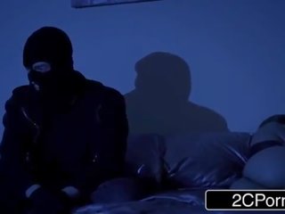 Gjoksmadhe bashkëshorte august ames goditjet hitman sent nga të saj bashkëshort