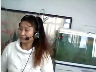 Cina milf menunjukkan payudara dan celana dalam perempuan
