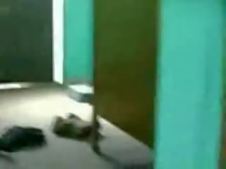 硬 行动 在 一 学院 更衣室 室 视频