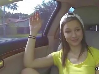 Stranded ms 在 一 迷你 裙子 得到 一 騎 hitchhiking