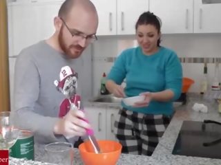 Teamwork: ona cooks in on jebe ji. doma narejeno amaterke spikam s moj gf raf100