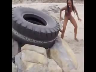 Леко порно нудисти мулатки walks на плаж