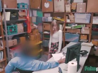צעיר shoplifter dolly ליי מקבל כוס ניפצו קשה ב storage חדר