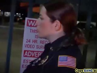 בחוץ גדול פטמות cops מזיין שלישיה בין גזעי