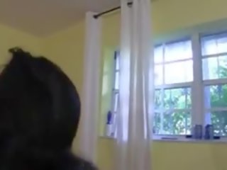 Три молодий дівчинки coitus з грабіжник