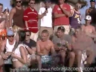 Вологий коледж дівчинки з cops спостереження