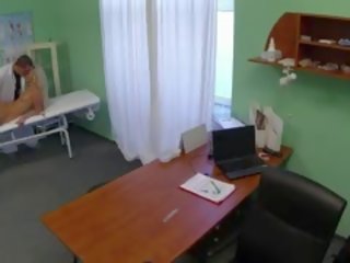 Surgeon cu manusi deget futand blonda în birou