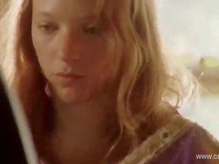 Emily blunt & natalie lis - násťročné holky bez trička opaľovanie sa - môj leto na láska