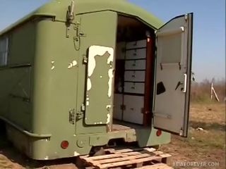 Земеделски производител чука mud покрит закръглени