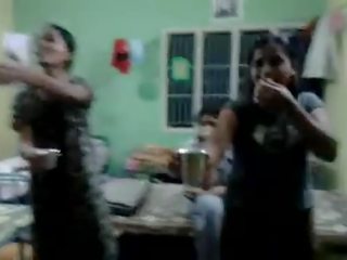 North ইন্ডিয়ান মেয়েরা চেষ্টা থেকে পানীয় হালকা মদ মধ্যে তাদের হোস্ট