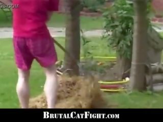 Излъгани съпруга и мръсница блондинки трудно catfigting на открито