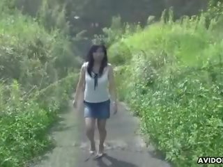 服用 她的 panies 离 和 越来越 辣妈 在 该 在户外