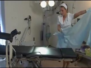 Чудова медсестра в загар панчохи і каблуки в лікарня - dorcel