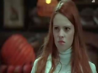Ivonne schoenherr عيد جميع القديسين رعب hostel