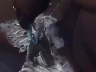 Busty cây mun trong lồng để cho ngoài đến cạo râu âm hộ và quái