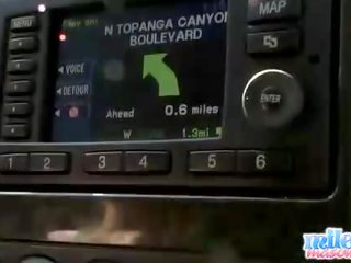 Mlada blondinke srček palice zelenjava up ji trot v avto