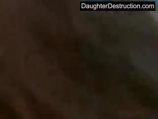 Dua daughters didera oleh lama lelaki