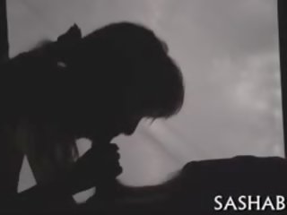 Dirty-minded ціпонька отримує її отвори фарширований по уява bottles