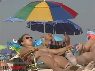 一 handsome 小雞 在 一 裸體 海灘 間諜 凸輪 電影