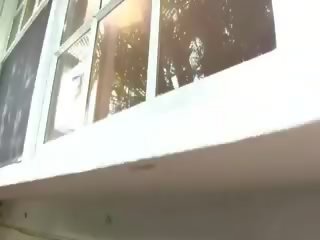 तीन युवा coeds फक्किंग साथ बर्ग्लर