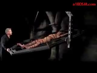 Lassie 묶여 에 metal cobweb 고문 와 물 고양이 자극 와 진동기 로 치료 학자 에 그만큼 지하 감옥