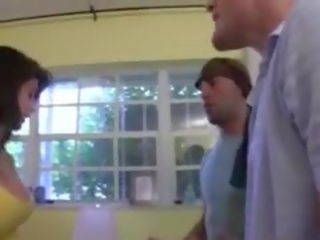 שלוש צעיר סטודנטיות מזיין עם פורץ