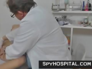 Худенька підліток physical огляд прихований камера footage